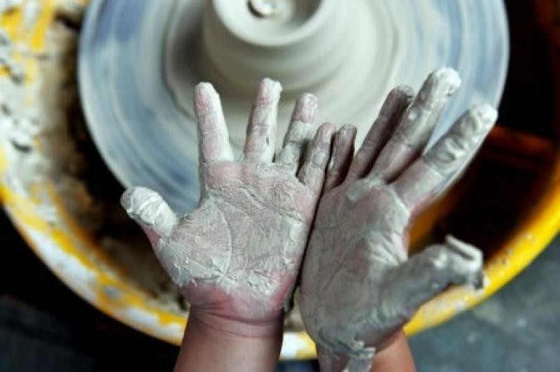 Calcinaia laboratorio di ceramica Mani in … creta Pisa