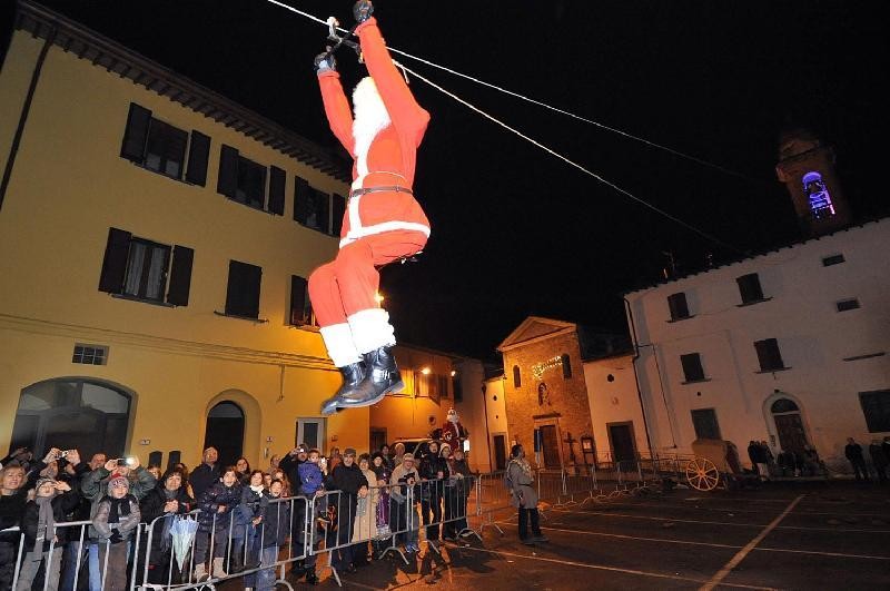 Empoli vola Babbo Natale dal campanile del borgo di Pontorme Firenze