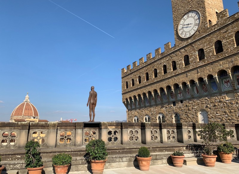 Firenze scultura Event Horizon di Antony Gormley