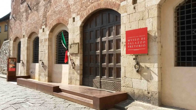 A Palazzo Pretorio di Prato bandiera a mezz’asta in memoria di Khaled Al Asaad