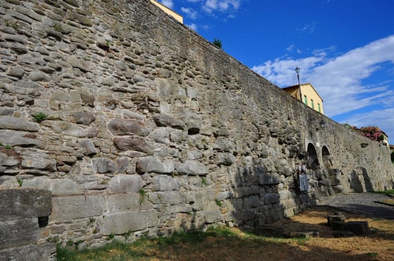 Cortona conferenza sulle grandi mura di Cortona Arezzo