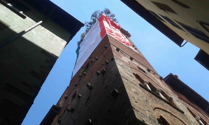 Il tricolore italiano sulla Torre Guinigi di Lucca per la Festa della Repubblica